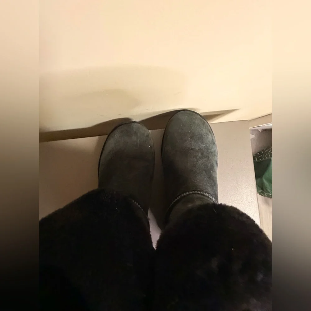 UGG CLASSIC CUFFABLE BOOTS, Women's Size 9, Pre-owned